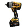 Llave de impacto eléctrica Acker Tools 700Nm con batería de 21V conectada, ideal para trabajos pesados en talleres y faenas.
