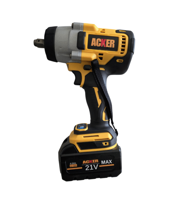 Llave de impacto eléctrica Acker Tools 700Nm con batería de 21V conectada, ideal para trabajos pesados en talleres y faenas.
