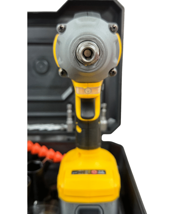 Vista frontal de la llave de impacto Acker Tools 320Nm, mostrando su estructura robusta, salida de impacto de 1/2 pulgada y diseño ergonómico
