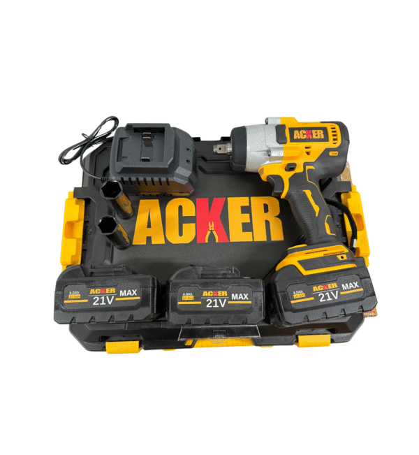 Detalle de la llave de impacto Acker Tools 700Nm en uso, mostrando su diseño ergonómico, empuñadura antideslizante y luz LED integrada para trabajar en condiciones exigentes.