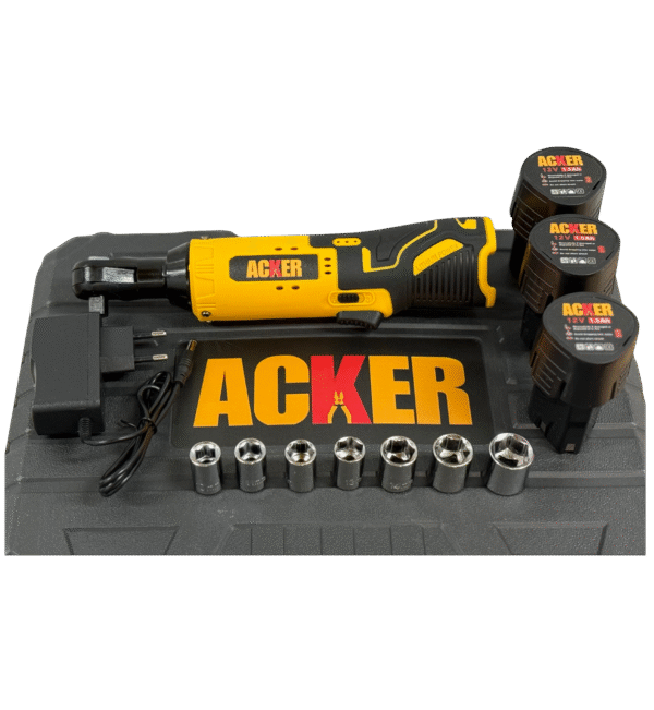 Llave de trinquete inalámbrica Acker Tools 12V 80Nm en exterior, acompañada de 3 baterías de litio recargables y set de dados para uso profesional.