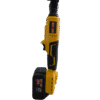 Llave de chicharra inalámbrica Acker Tools 21V con torque de 130Nm, acompañada de dados y herramientas, ideal para trabajos profesionales en espacios reducidos.