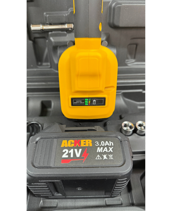 Vista frontal de la llave de trinquete Acker Tools de 21V con batería conectada, mostrando selector de dirección y modos de uso